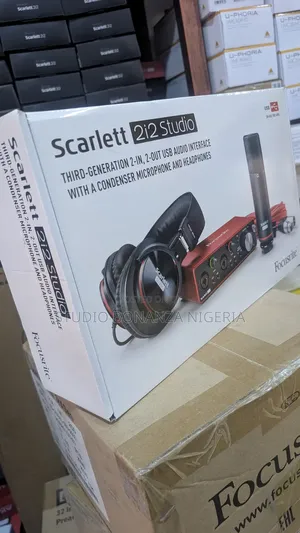 Focusrite Scarlett 2i2 Studio (3rd Gen) Bundle Soundcard Mic Headphone