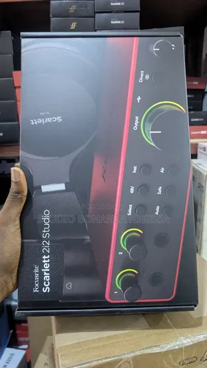 Focusrite Scarlett 2i2 Studio (4th Gen) Bundle Soundcard Mic Headphone