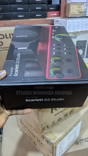Focusrite Scarlett 2i2 Studio (4th Gen) Bundle Soundcard Mic Headphone