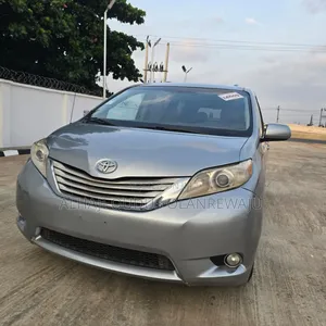 Toyota Sienna SE 8 Passenger 2012 Silver