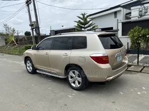 Toyota Highlander Limited 2010 Gold