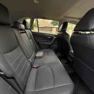Toyota RAV4 XLE 2021 Gray