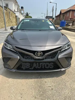 Toyota Camry SE FWD (2.5L 4cyl 8AM) 2018 Gray