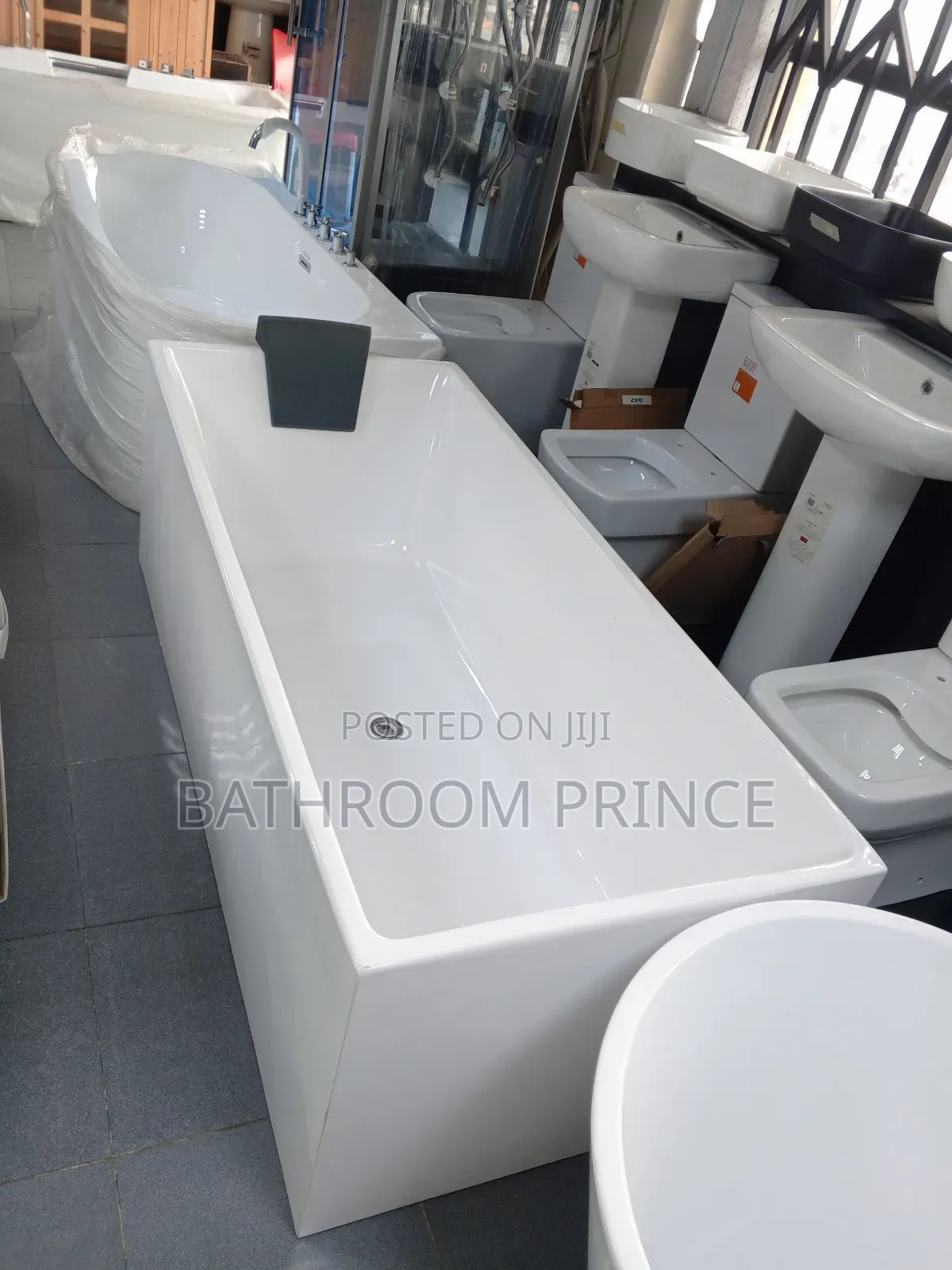Glossy White Acrylic Bathtub