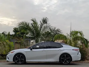 Toyota Camry XSE FWD (2.5L 4cyl 8AM) 2018 White