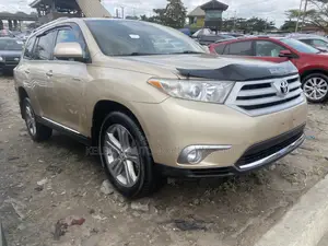Toyota Highlander Limited 2012 Gold