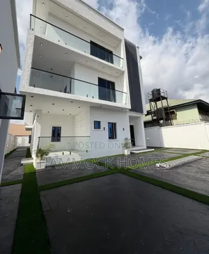 5bdrm Penthouse in Oluyole Estate for sale