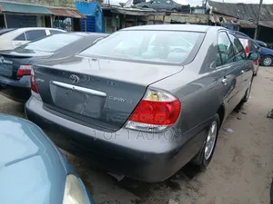Toyota Camry LE 4dr Sedan (2.4L 4cyl 5A) 2005 Gray