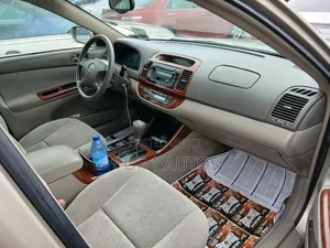 Toyota Camry XLE 4dr Sedan (2.4L 4cyl 4A) 2003 Gold