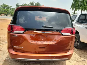 Chrysler Pacifica 2018 Orange