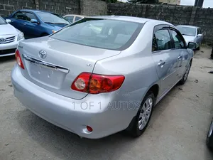 Toyota Corolla LE 4dr Sedan (1.8L 4cyl 4A) 2011 Silver