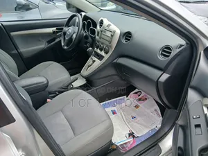 Toyota Matrix S Hatchback FWD (2.4L 4cyl 5A) 2010 Silver