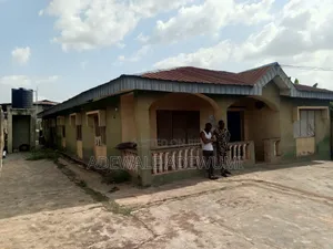8bdrm Apartment in Ona-Ara for sale