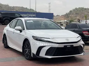 Toyota Camry SE 2025 White
