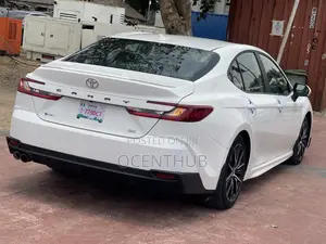 Toyota Camry SE 2025 White