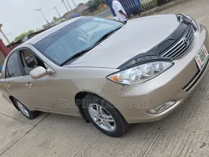 Toyota Camry LE 4dr Sedan (2.4L 4cyl 5M) 2004 Gold