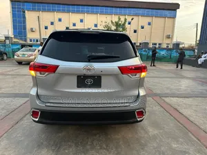 Toyota Highlander XLE 4dr SUV (3.5L 6cyl 6A) 2015 Silver