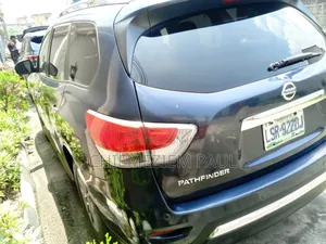 Nissan Pathfinder SV 2012 Blue