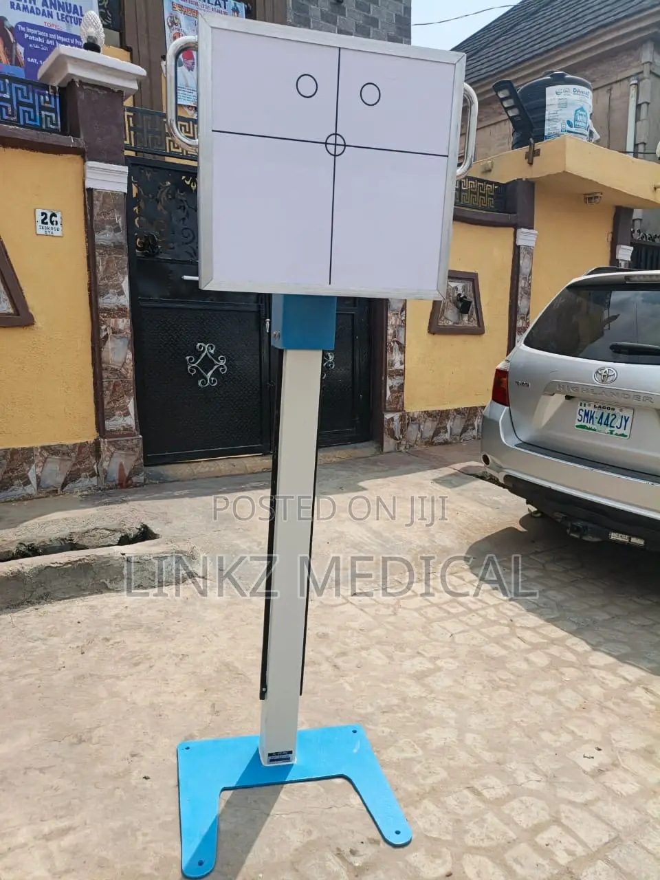 Bulky Chest Stand