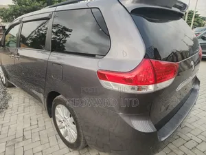 Toyota Sienna Limited 7-Passenger 4dr Minivan AWD (3.5L 6cyl 6A) 2014