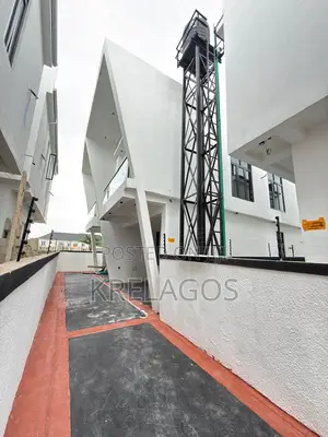 3bdrm Duplex in Ikota for sale