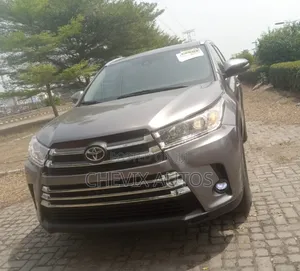 Toyota Highlander XLE 4x4 V6 (3.5L 6cyl 8A) 2018 Gray