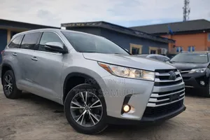 Toyota Highlander LE 4x4 V6 (3.5L 6cyl 8A) 2017 Gray