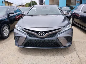 Toyota Camry SE (2.5L 4cyl 8A) 2019 Gray