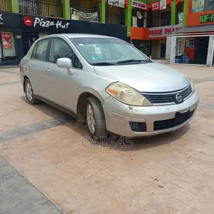 Nissan Versa 2011 Silver