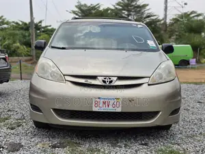 Toyota Sienna LE 2009 Gold