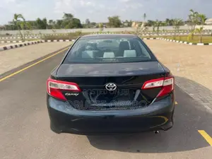 Toyota Camry LE 4dr Sedan (2.5L 4cyl 6A) 2014 Gray