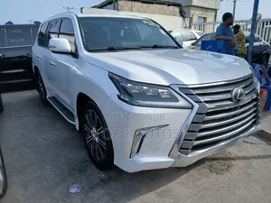 Lexus LX 570 AWD 2019 White