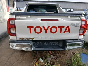 Toyota Hilux 2023 White