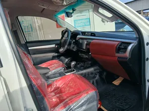 Toyota Hilux 2023 White