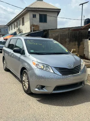 Toyota Sienna XLE FWD 8-Passenger 2013 Silver
