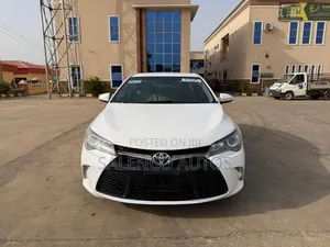 Toyota Camry SE 4dr Sedan (2.5L 4cyl 6A) 2016 White