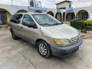 Toyota Sienna LE 2002 Gold