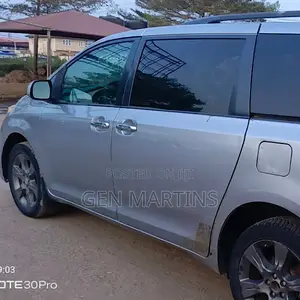 Toyota Sienna 2011 Silver