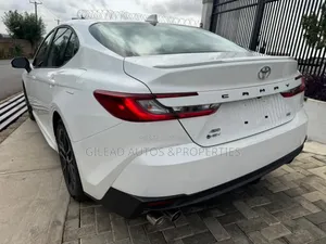 Toyota Camry SE 2025 White