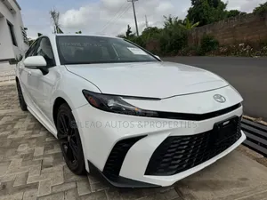 Toyota Camry SE 2025 White
