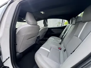 Toyota Camry SE 2025 White
