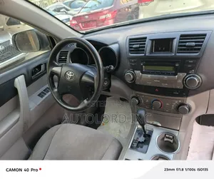 Toyota Highlander SE 2012 White