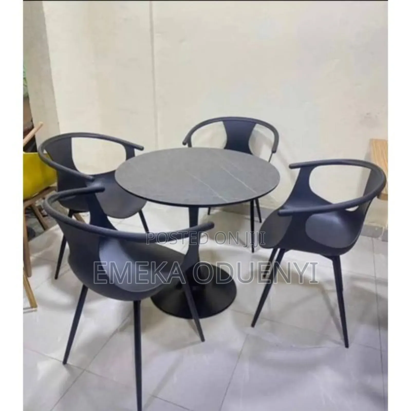 Luxury Dinning Round Mable Table + 4 Sitting Chairs
