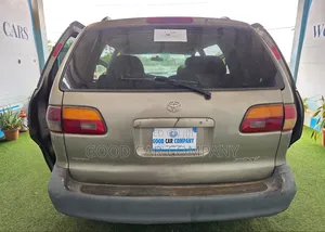 Toyota Sienna 1999 Gold