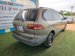 Toyota Sienna 1999 Gold