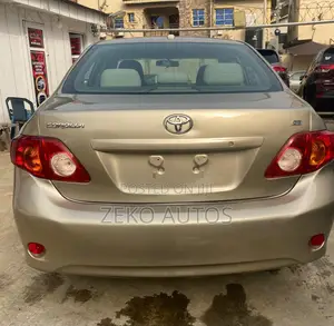 Toyota Corolla LE 4dr Sedan (1.8L 4cyl 4A) 2010 Gold