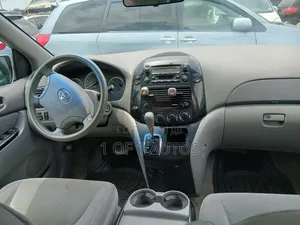 Toyota Sienna LE AWD (3.3L V6 5A) 2004 Silver