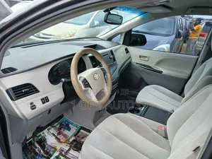 Toyota Sienna LE 8-Passenger 4dr Minivan (3.5L 6cyl 6A) 2014 Gray
