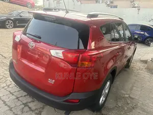 Toyota RAV4 XLE 4dr SUV (2.5L 4cyl 6A) 2015 Red