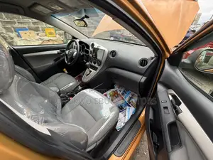 Toyota Matrix S Hatchback AWD (2.4L 4cyl 4A) 2010 Gold